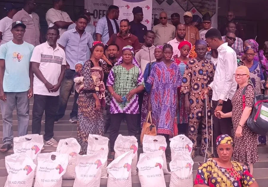 Oyo, Dangote foundation distribute rice to 30,000 residents