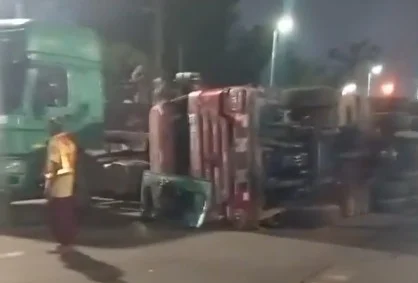 Lagos commuters stranded as overturned trailer causes gridlock inward Berger
